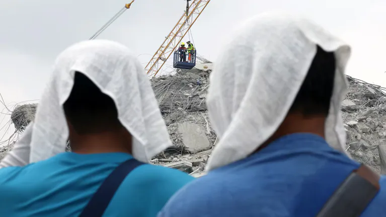familiares-y-amigos-de-trabajadores-desaparecidos-tras-el-desplomo-de-un-edificio-en-tailandia-esperan-mientras-las-autoridades-realizan-labores-de-rescate-foto-efeepanarong-sangnak-QCUQWO5AQVAJTF6QUANZGM75B4