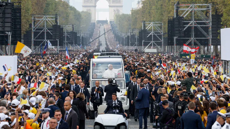 el-papa-leon-xiv-reunio-a-un-millon-de-personas-en-paris-durante-su-primera-visita-a-francia-foto-reutersremo-casilli-SNEDMZLIVZER7C4MD7JGLSQW5E