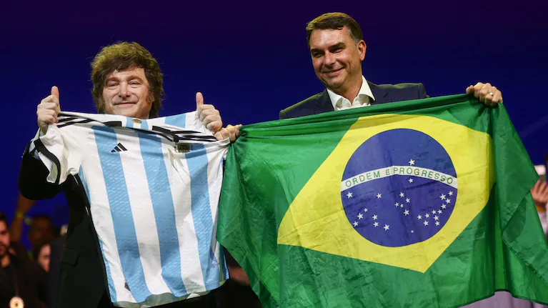 javier-milei-sigue-de-cerca-el-inminente-duelo-electoral-en-brasil-y-en-los-proximos-dias-podria-expresarse-otra-vez-en-favor-de-flavio-bolsonaro-foto-reutersjean-carniel-tpx-images-of-the-day-Q56TY2GWPRF2DGWPPZAM54LBVA