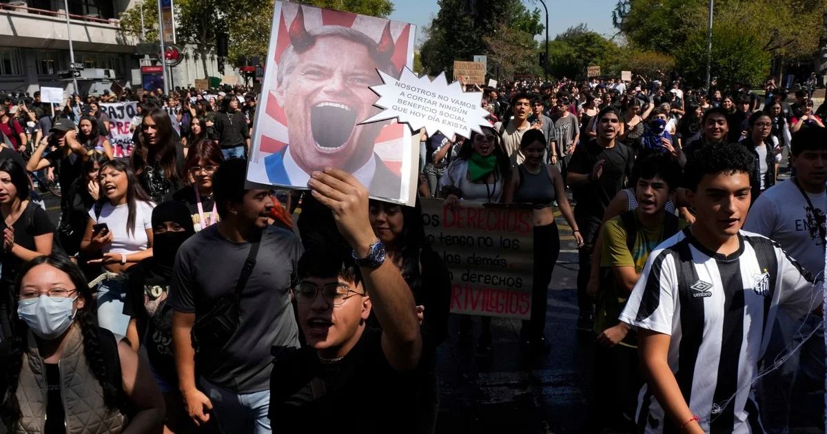 miles-de-estudiantes-en-chile-protestan-contra-kast-por-recortes-a-la-educacion_dfd9dfa5-82ab-48f9-9986-6d36dbfc24b3_medialjnredespreviewcrop