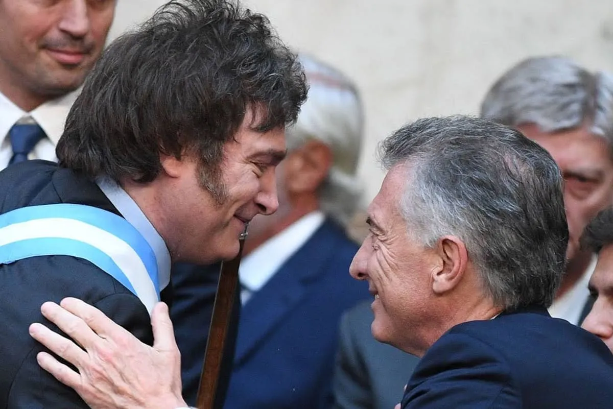 milei-y-macri-en-un-saludo-tras-una-asamblea-LHXQG6SFBNCMTBDISUYSXTQIU4