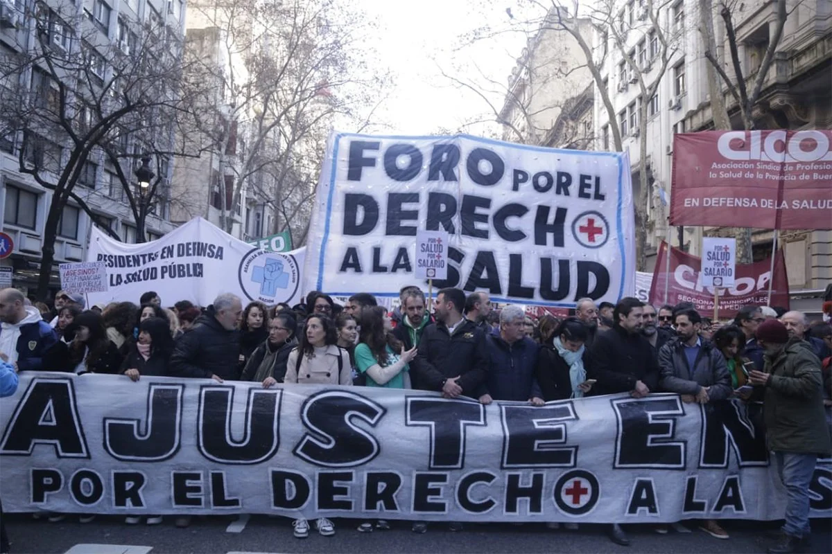 Sindicatos y trabajadores de la salud marchan para reclamar más fondos ...
