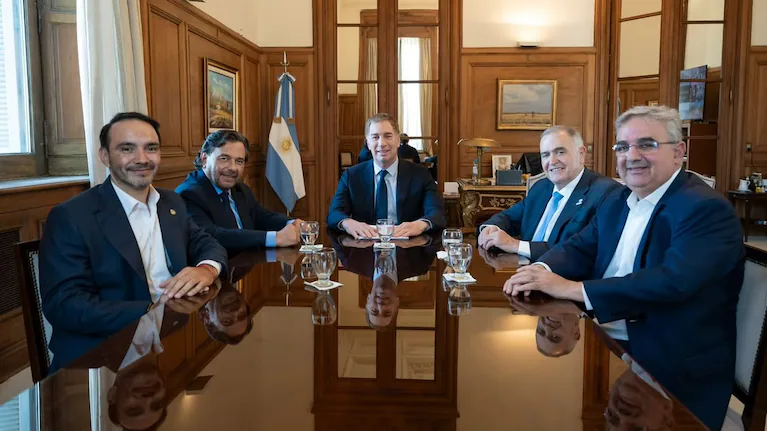 diego-santilli-recibe-este-jueves-al-gobernador-de-tucuman-osvaldo-jaldo-y-el-viernes-hara-lo-propio-con-el-de-corrientes-juan-pablo-valdes-foto-jefatura-de-gabinete-HSHRXSWVMBC6BK6XMDBMM4NH7A