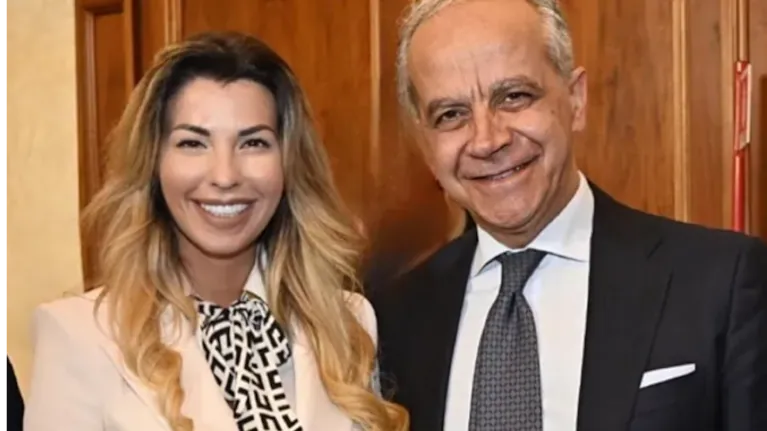 el-ministro-del-interior-italiano-matteo-piantedosi-posa-junto-a-la-periodista-claudia-conte-foto-cortesiacorriere-della-sera-CVDALRSQ5VE2RJ2IN3M2KVBZTQ