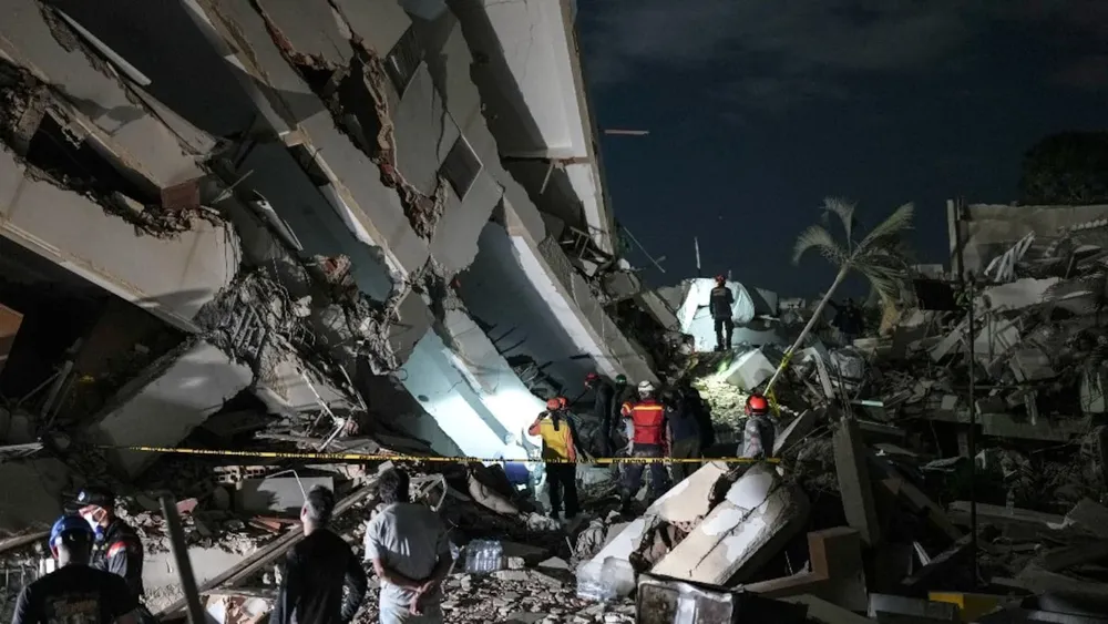 rescatistas-buscan-sobreevivientes-en-las-ruinas-de-un-edificio-en-la-guaira-foto-ap-3FJGCZAORJHN5NETE25RAJMHWE