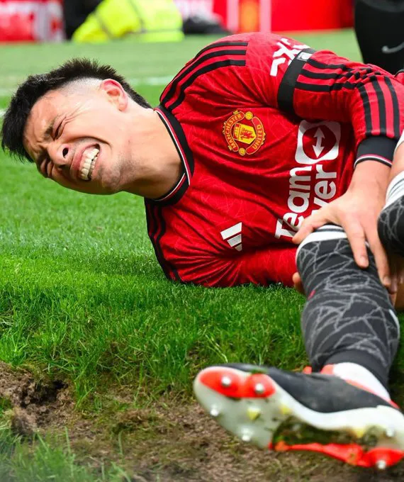 Lisandro Martínez rodilla