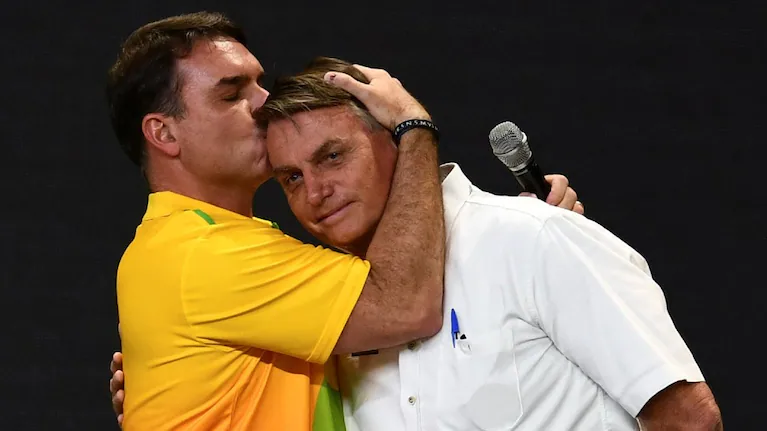 flavio-bolsonaro-besa-a-su-padre-jair-bolsonaro-foto-de-archivo-afp-D2WSUB5ZPFH3XI4MPFJXO4OCW4