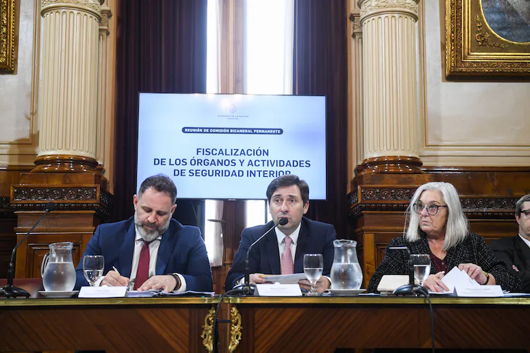 reunion-de-la-comision-bicameral-de-fiscalizacion-de-los-organos-y-actividades-de-seguridad-interior-diput...e-glinski-senadores-martin-goerling-lara-y-edith-terenzi-foto-gabriel-cano-comunicacion-senado-5L7WKHD2CVEQTBBTBWCDFPL7OQ