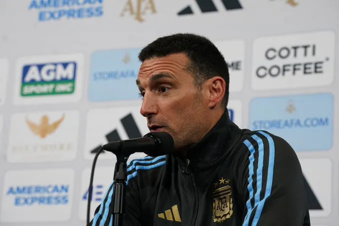 Scaloni en conferencia