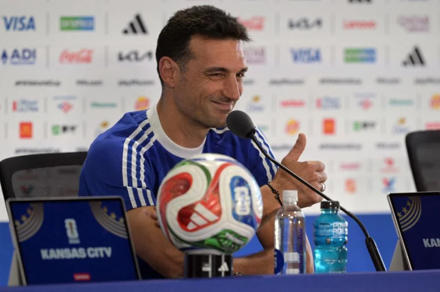 lionel-scaloni-sonriente-en-la-conferencia-de-prensa-2261340