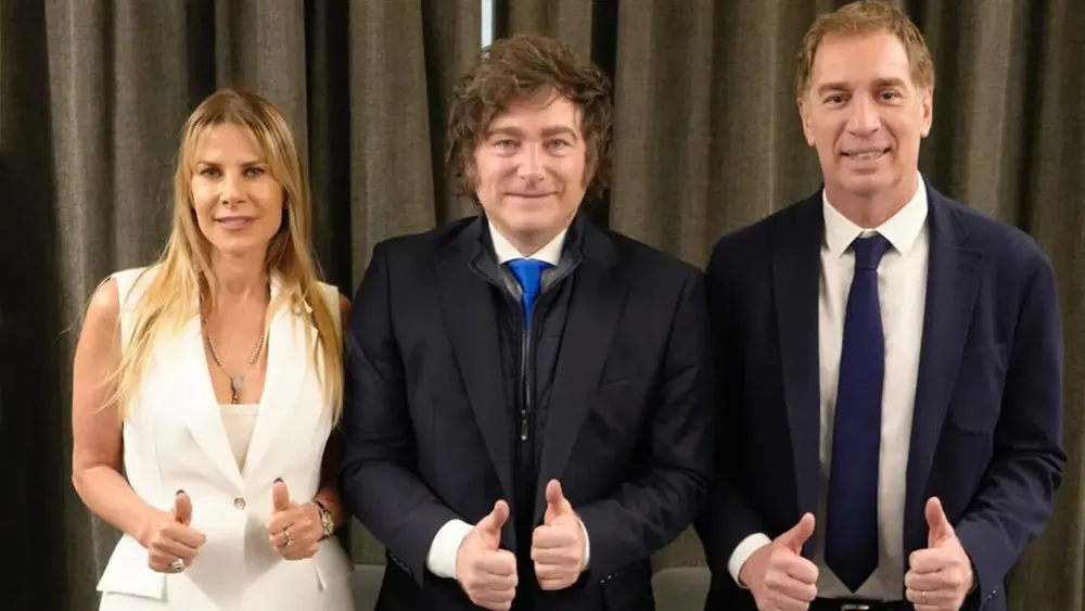 javier-milei-con-diego-santilli-y-karen-reichardt-que-encabezan-la-lista-de-lla-en-la-provincia-foto-x-llibertadavanza-LUEL5SFU2NFXFGJHYQZV5YG5GE