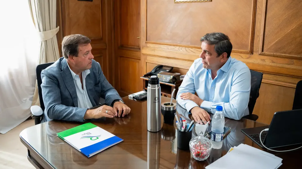 weretilneck-gobernador-rio-negro-ayuda-el-bolson-viceministro-interior-catalan