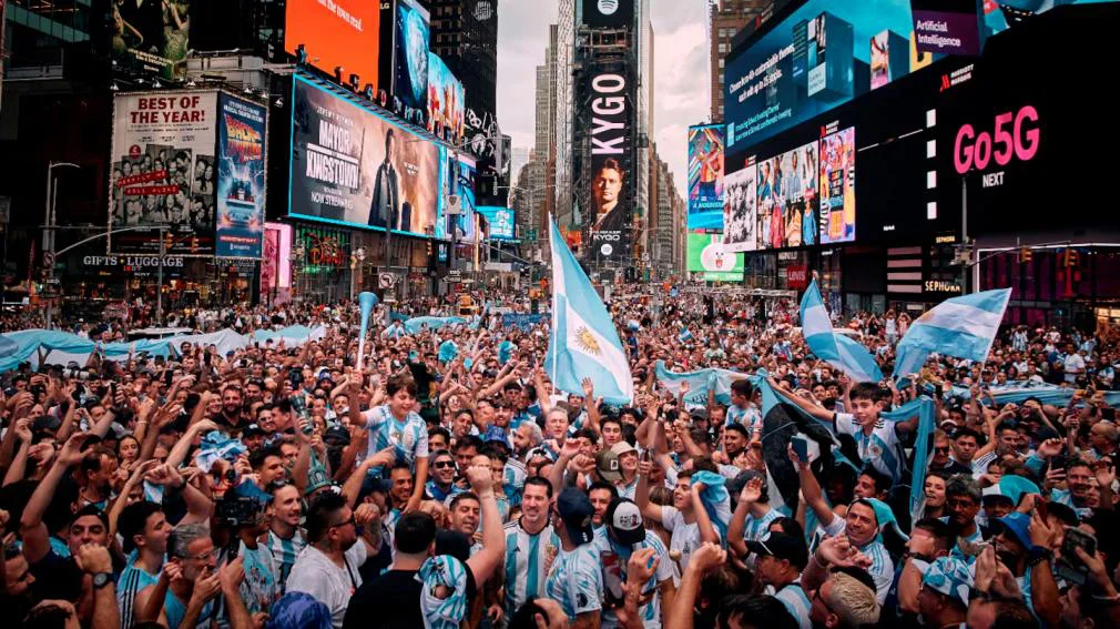 1010x567_hinchas-argentinos-time-square-487522-230015