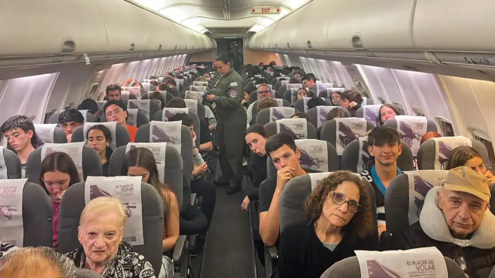 la-vista-del-avion-que-traslado-argentinos-de-israel-a-la-capital-italiana-1675224