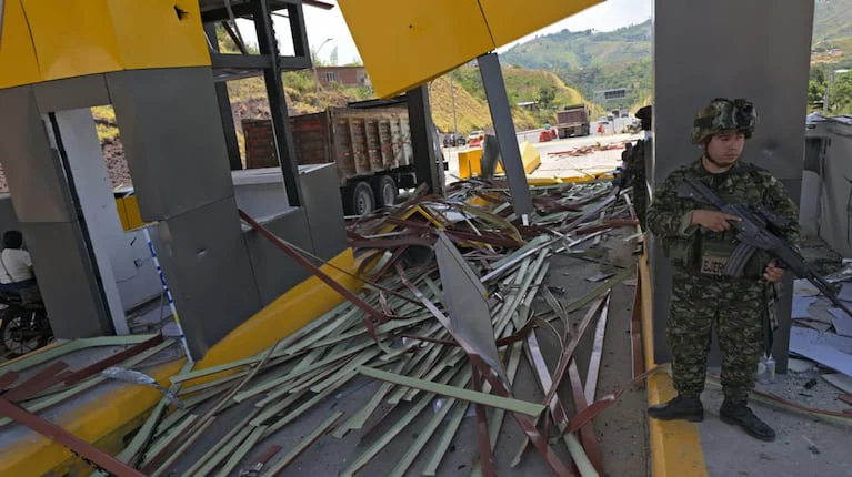 asi-quedo-un-peaje-en-santander-de-quilichao-en-el-departamento-de-cauca-en-colombia-luego-de-un-atentado-ocurrido-este-sabado-foto-afp-G27X6YA66VC7VP4QZ6FZPPWPDY