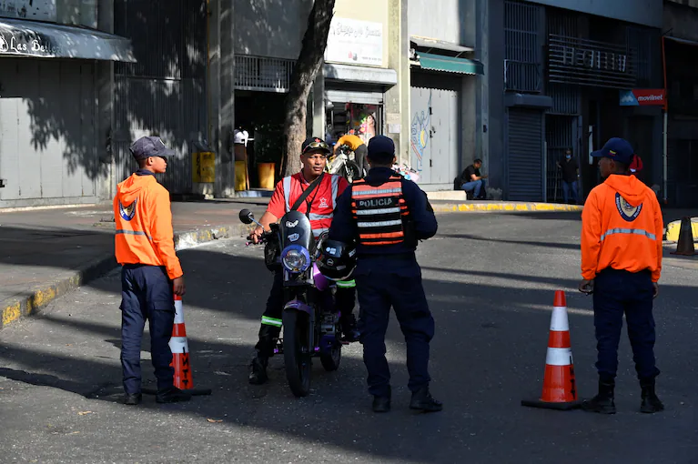 la-policia-controla-el-ingreso-a-la-asamblea-nacional-en-caracas-en-la-previa-de-la-jura-de-delcy-rodriguez-como-presidenta-tras-la-captura-de-nicolas-maduro-por-parte-de-eeuufoto-reutersmaxwell-briceno-VGE657KV3IA2RJK2Z56MDT2BLM