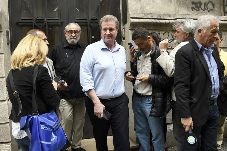 gerardo-milman-quedo-la-mira-cristina-kirchner-ahora-debio-entregar-su-celular-la-justicia-foto-na