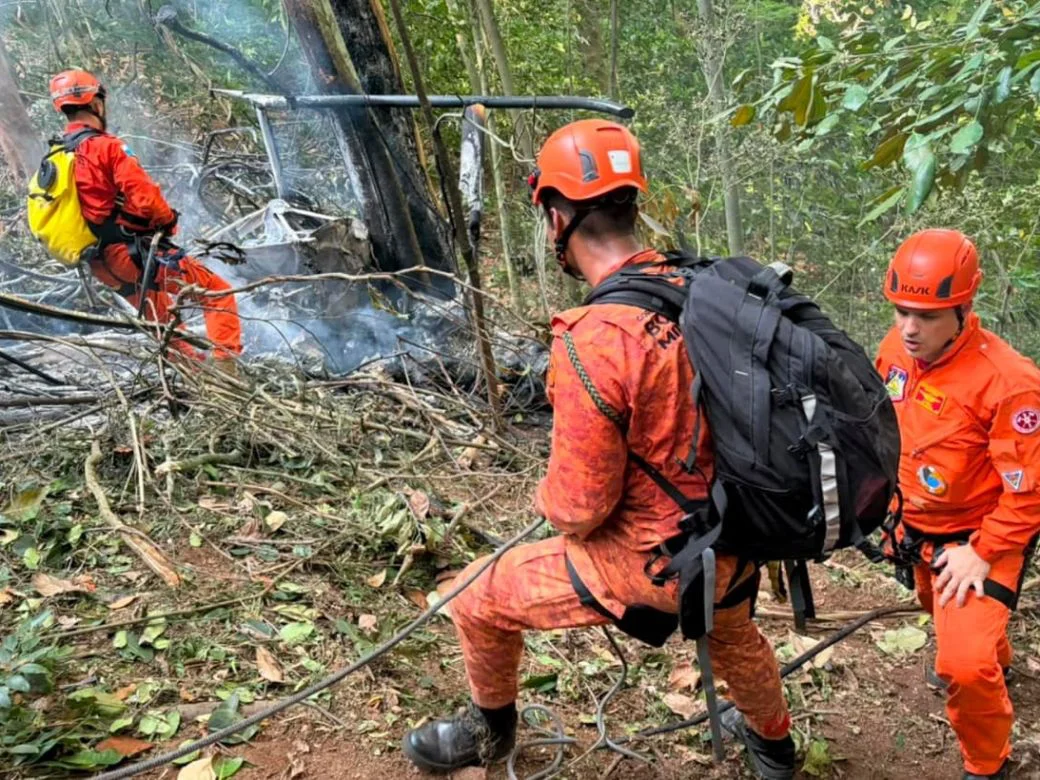 el-helicoptero-cayo-en-una-zona-boscosa-de-dificil-acceso-en-rio-de-janeiro-2300751
