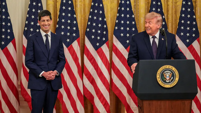 el-presidente-donald-trump-le-tomo-juramento-a-kevin-warsh-como-titular-de-la-fed-foto-jonathan-ernstreuters-DJAVDJEHIRDPXJOADBAZPVKIA4