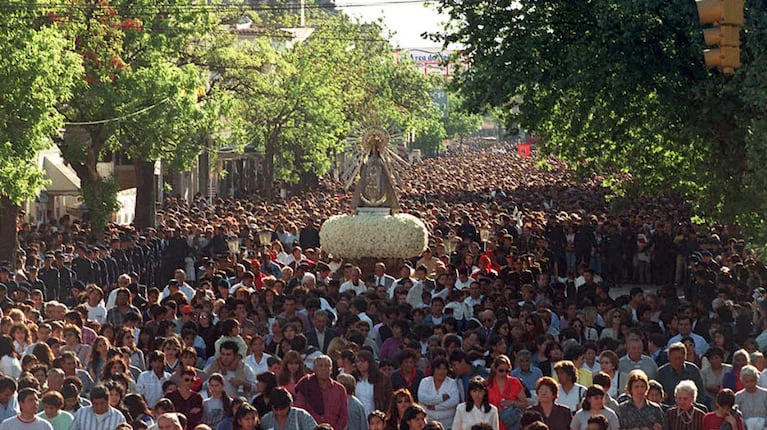 miles-de-fieles-hacen-la-procesion-con-la-imagen-de-la-virgen-del-milagro-foto-dyn-W2EUK5D3SNCNLDOO6EG6P7CXSA