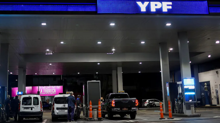 la-argentina-tiene-el-gasoil-mas-caro-de-america-latina-cuanto-cuesta-en-uruguay-chile-y-brasil-foto-reutersagustin-marcarian-BSEWPZRMIVDILF6YT2F7KGXFJM