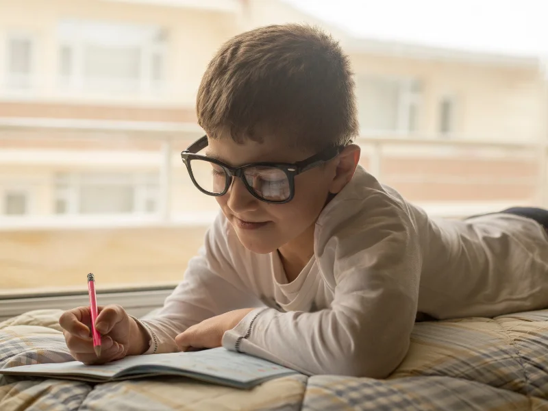 Los-niños-con-gafas-son-mas-inteligentes