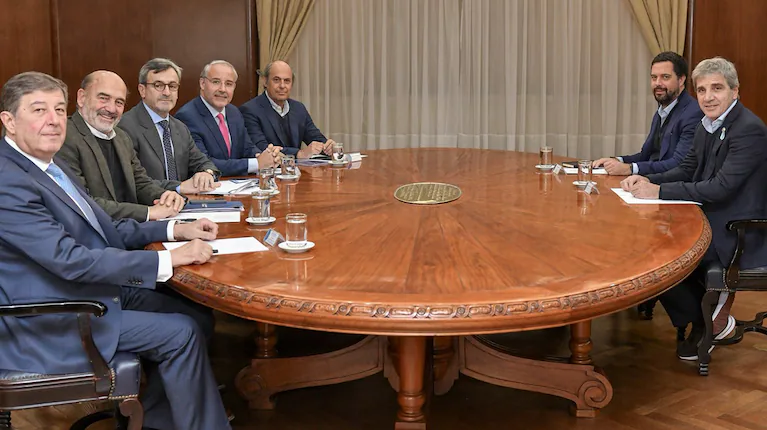 el-ministro-luis-caputo-y-el-secretario-de-coordinacion-de-produccion-pablo-lavigne-se-reunieron-con-la-cupula-de-la-union-industrial-argentina-foto-luiscaputoarx-KI35VQJS5JFPBPIJDN5ZVWBP64