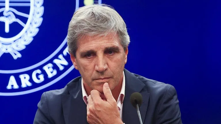 el-ministro-de-economia-de-la-nacion-luis-caputo-se-cruzo-este-lunes-en-la-red-social-x-ex-twitter-con-un-...tor-agropecuario-que-le-recrimino-por-el-elevado-nivel-de-las-retenciones-al-campo-foto-reuters-4B6HHGDHCZHRJIV4I2OPVN3GNY