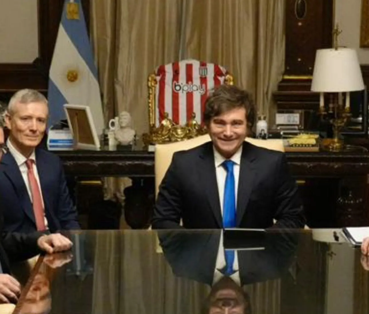 Milei camiseta Estudiantes