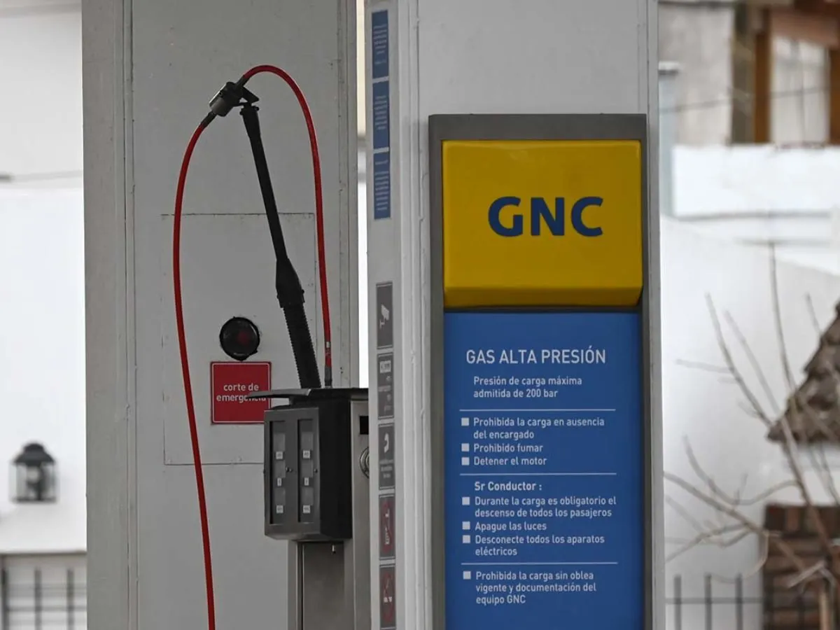 ESTACION-DE-SERVICIO-COMBUSTIBLE-GAS-GNC-2-1200x900