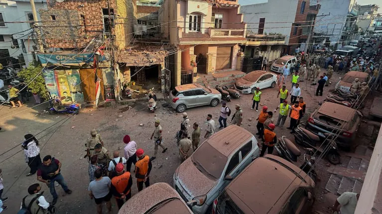 rescatistas-y-personal-de-seguridad-inspeccionan-un-edificio-residencial-danado-por-un-ataque-con-drones-de-pakistan-en-jammu-india-el-sabado-10-de-mayo-de-2025-foto-apchanni-anand-7BT24XAO3NBCXLMUBJQNRQJFNM