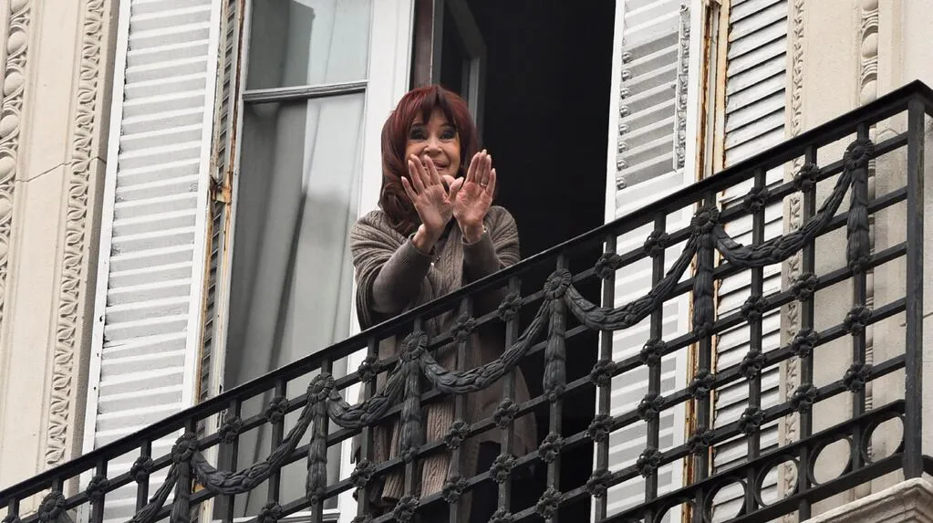 la-expresidenta-cristina-kirchner-durante-una-de-sus-salidas-al-balcon-en-el-departamento-de-constitucion-en-el-que-cumple-prision-domiciliaria-foto-reuters-MGFLSZPSDBCATGKKWFPSEJO55U