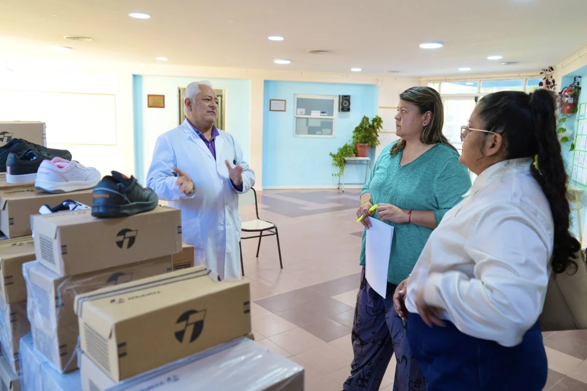 261015-ENTREGA_DE_ZAPATILLAS_LAGO_POSADAS-LOS_ANTIGUOS__4_