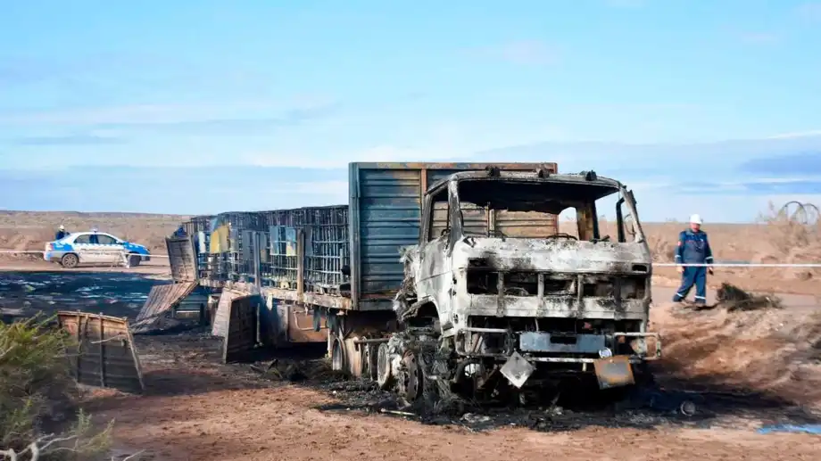 San-Patricio-del-chanar-incendio-de-camion-con-acido-en-ruta-8-foto-mati-subat-12