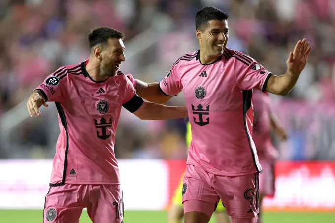 Messi y Suárez festejan