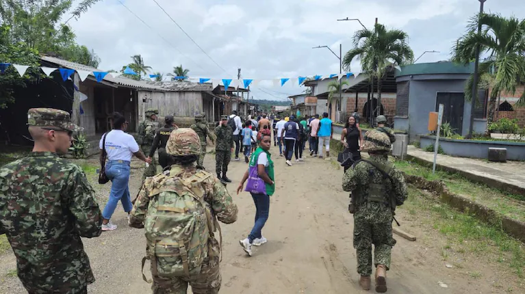 el-contingente-viajo-al-departamento-del-choco-con-equipos-de-potabilizacion-y-cocina-de-campana-para-asistir-a-las-comunidades-afectadas-ministerio-de-defensa-YZYKT2PZVFCJBDERYEGH2DNFNY