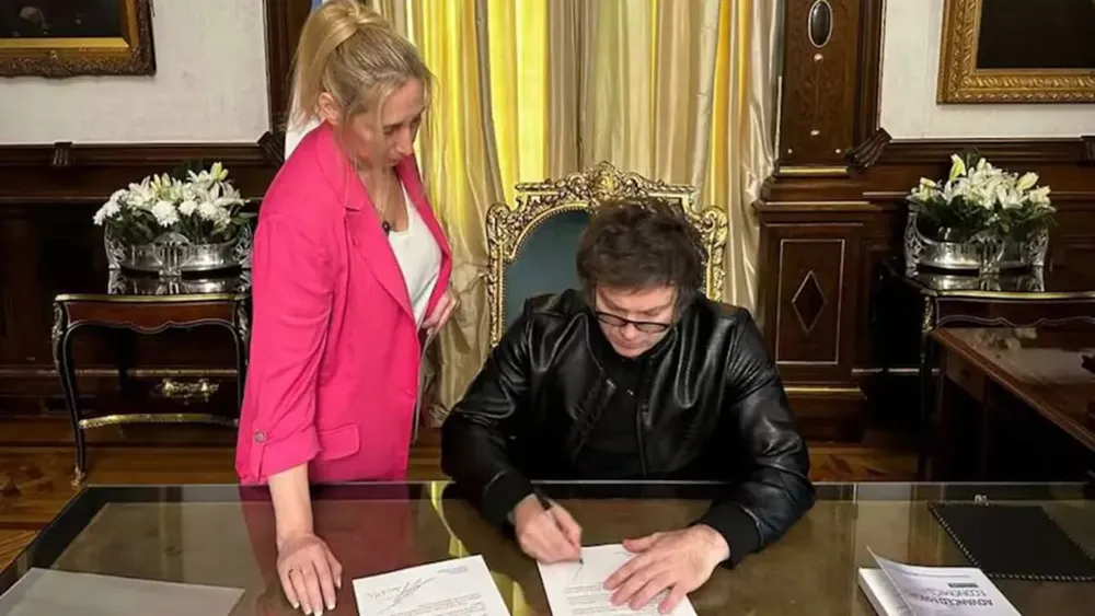 javier-milei-firmo-el-veto-al-aumento-jubilatorio-la-moratoria-previsional-y-la-emergencia-en-discapacidad-y-se-publica-este-lunes-foto-presidencia-EJZWXJ7FCBBFXI3AZFJ5H2443A