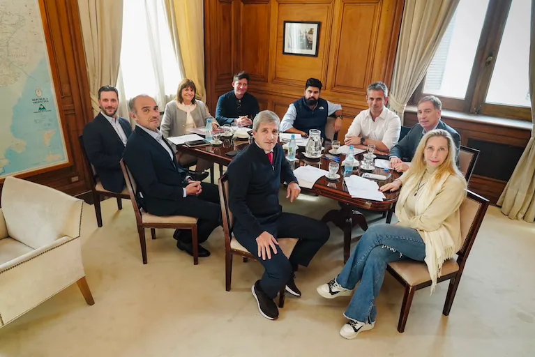 la-mesa-politica-se-reune-para-discutir-la-estrategia-sobre-malvinas-con-la-participacion-del-canciller-y-el-ministro-de-defensa-foto-presidencia-G4WV564WERGG7CFLGUQM4G34FY