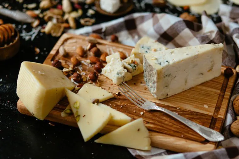 cheeseboard-delicious-blue-cheese-board-blue-cheese-gorgonzola-with-nuts