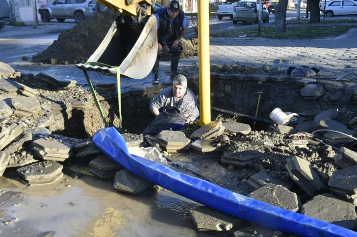 cano-roto-caneria-agua-fagnano-y-urquiza-JS-6-728x485