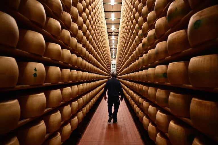 fabrica-de-queso-parmesano-en-italia-foto-marco-bertorello-afp-LNMFQ2VGVVARTB636ZSQI4HWFI
