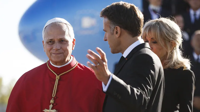 el-papa-leon-xiv-fue-recibido-por-el-presidente-frances-emmanuel-macron-y-su-esposa-brigitte-foto-afp-YOTIX3WA3JHOVDCTO62IT5H33M