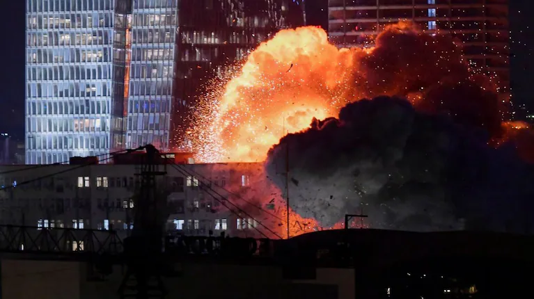 alerta-maxima-en-medio-oriente-israel-asegura-que-iran-lanzo-100-misiles-sobre-todo-su-territorio-y-siete-impactaron-en-tel-aviv-foto-ap-ZZ2Y6FLSAVHGDPRSMKBUDRCKVE