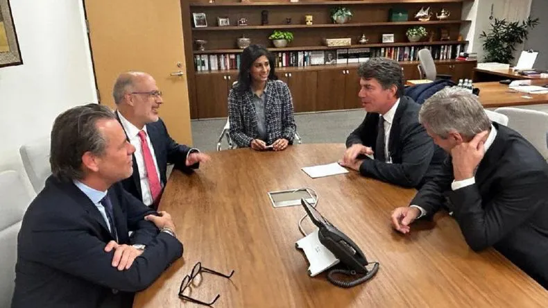 reunion-entre-integrantes-del-fmi-y-funcionarios-de-javier-milei-1709009jpg