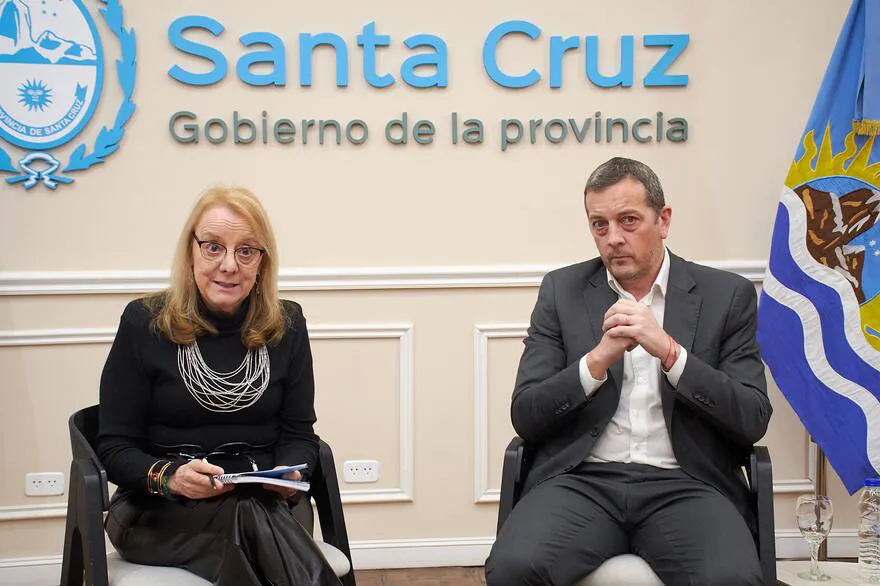 la-gobernadora-alicia-kirchner-junto-al-ministro-N2TVYVPN6NBABK7QP3QS6TVK24