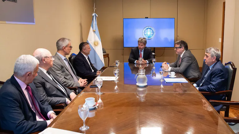 el-ministro-de-justicia-juan-bautista-mahiques-se-reunio-con-autoridades-de-la-amia-para-analizar-posibles...-de-demanda-ante-jurisdiccionales-internacionales-por-el-atentado-de-1994-foto-x-juanbmahiques-JH2FMZM2YZE6BMZZZPUGO4QHGY