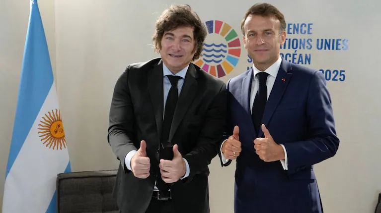 el-presidente-javier-milei-y-su-par-de-francia-emmanuel-macron-luego-de-la-reunion-en-niza-en-2025-foto-presidenciaarchivo-NP2FG4GLOZF4JFP2WJQZERODL4