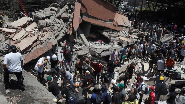 personas-buscan-entre-los-escombros-de-una-edificacion-colapsada-en-cali-tras-el-terremoto-que-sacudio-colombiafoto-efe-ernesto-guzman-jr-BG4RSDXO4JBRHJNMATKSST2ZOM