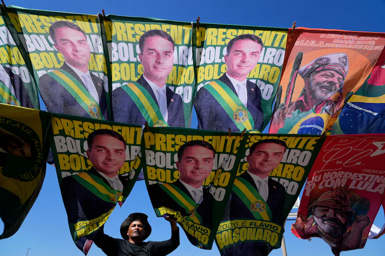 las-banderas-de-campana-de-los-principales-candidatos-presidenciales-el-senador-flavio-bolsonaro-y-el-actual-presidente-luiz-inacio-lula-da-silva-ap-fotoeraldo-peres-ZZ5C4SWDRDQ4UJOCL7ZGBNMKDE