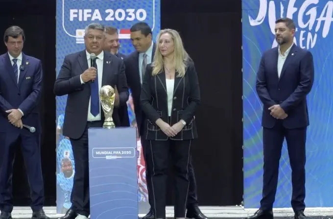 Karina y Tapia Mundial 2030